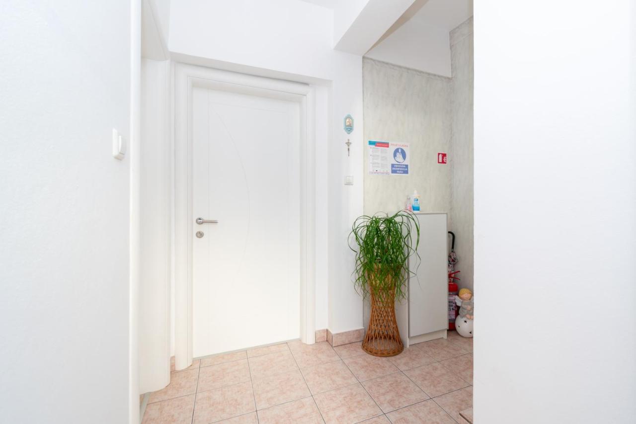 Apartments By The Sea Mandre, Pag - 4093 콜란 외부 사진
