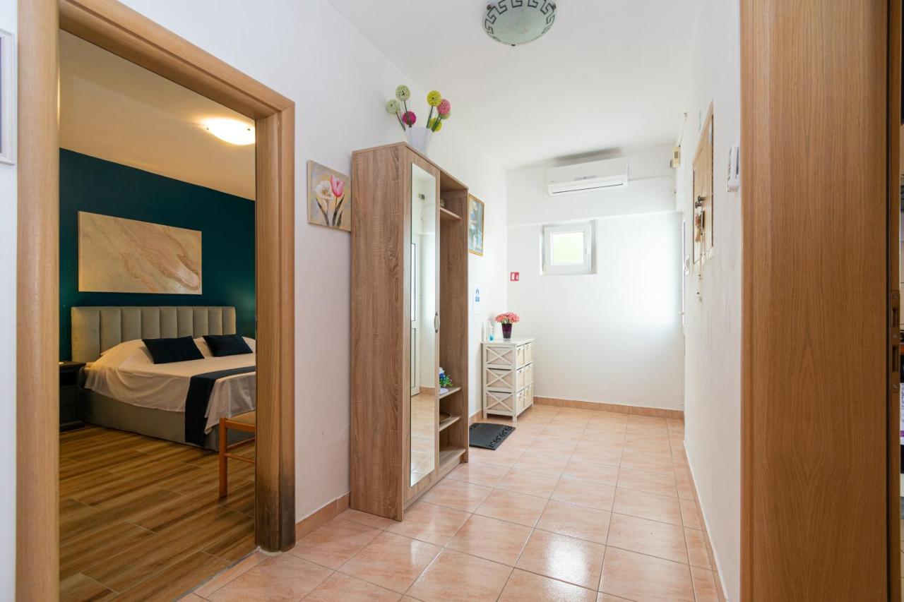 Apartments By The Sea Mandre, Pag - 4093 콜란 외부 사진