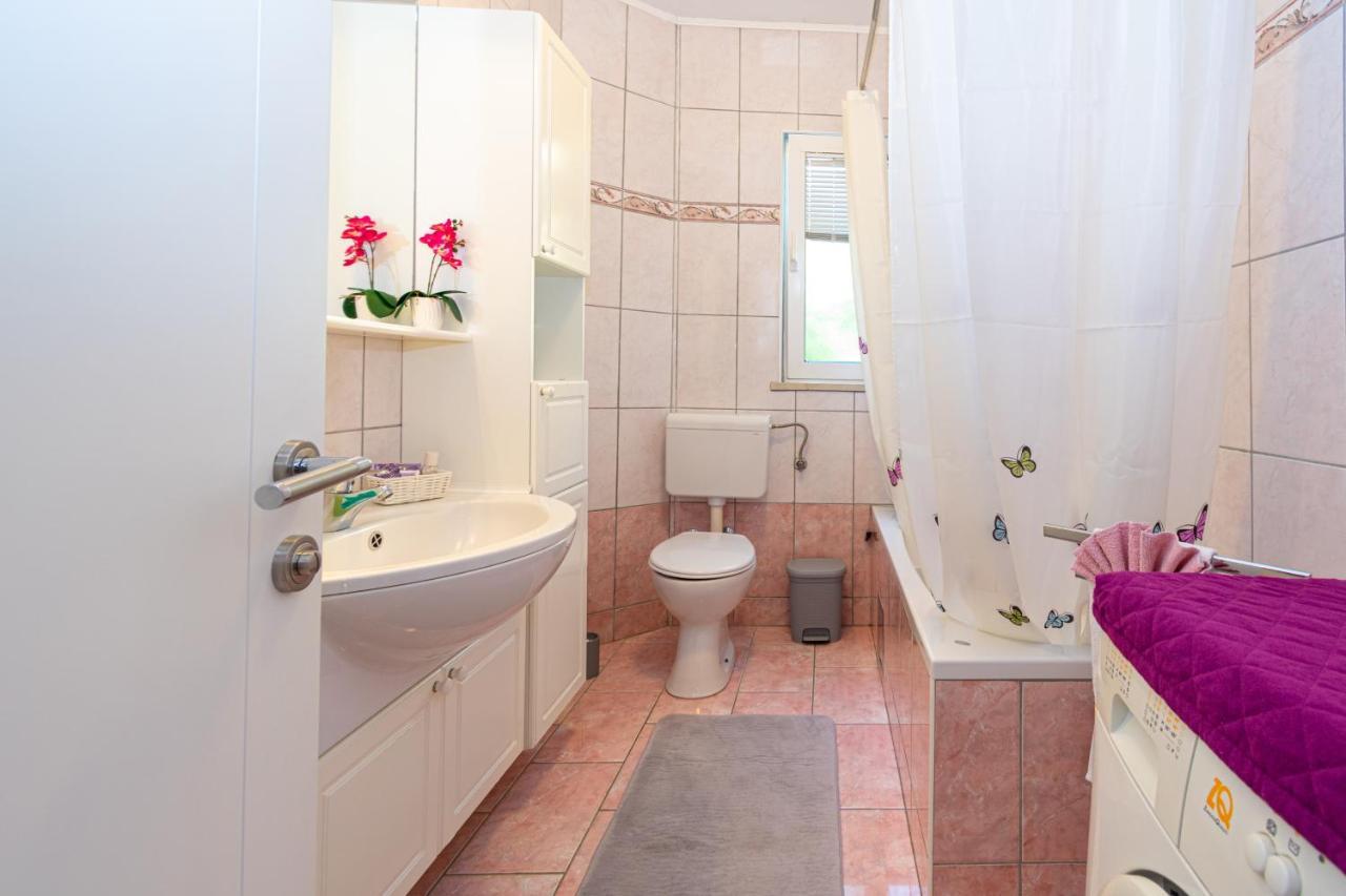 Apartments By The Sea Mandre, Pag - 4093 콜란 외부 사진