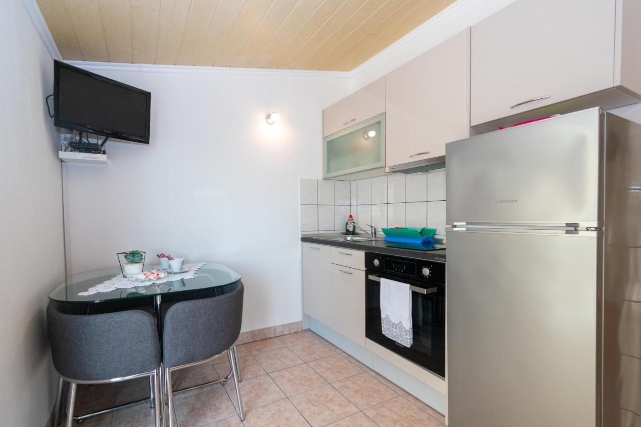 Apartments By The Sea Mandre, Pag - 4093 콜란 외부 사진