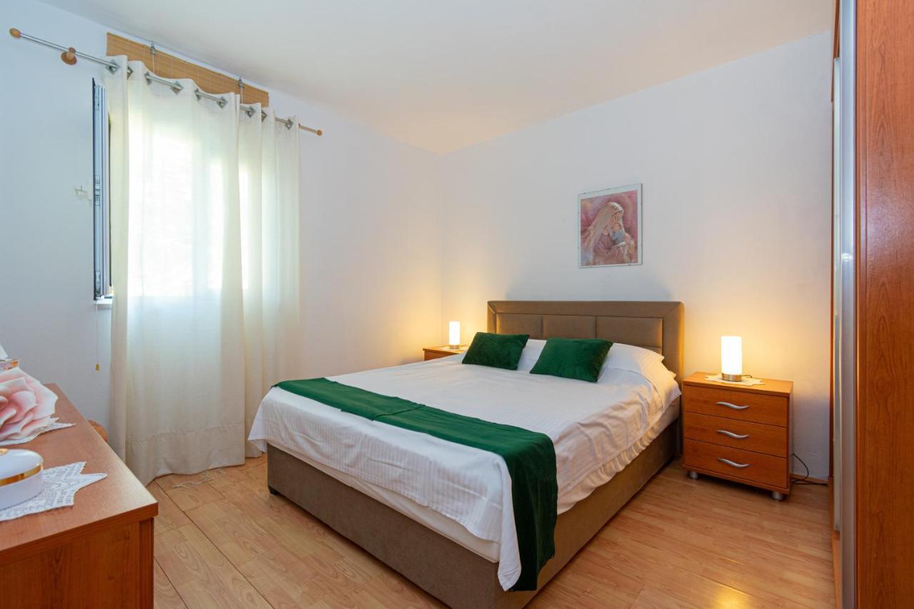 Apartments By The Sea Mandre, Pag - 4093 콜란 외부 사진