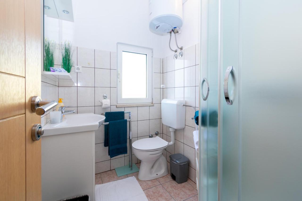 Apartments By The Sea Mandre, Pag - 4093 콜란 외부 사진