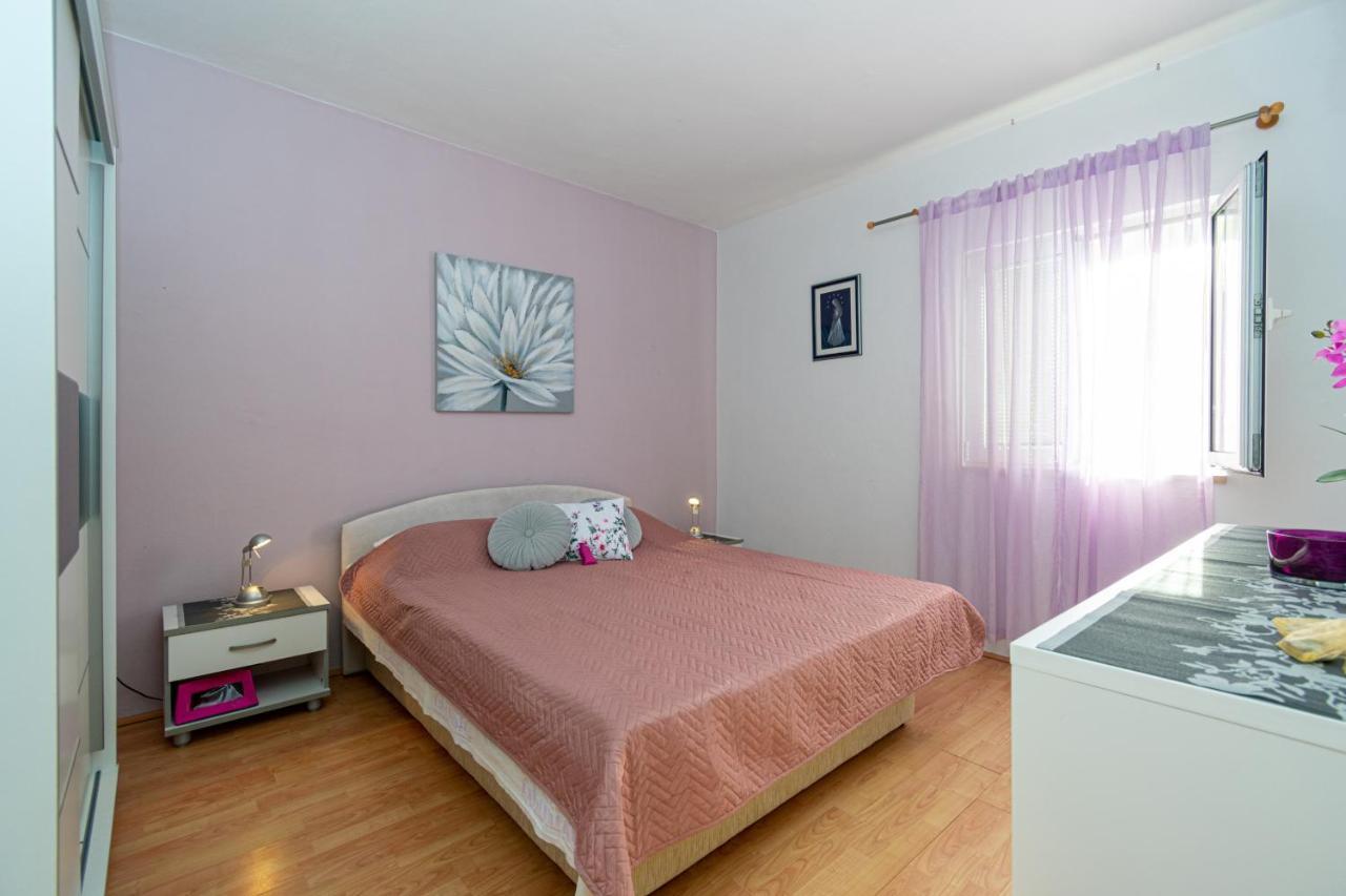 Apartments By The Sea Mandre, Pag - 4093 콜란 외부 사진