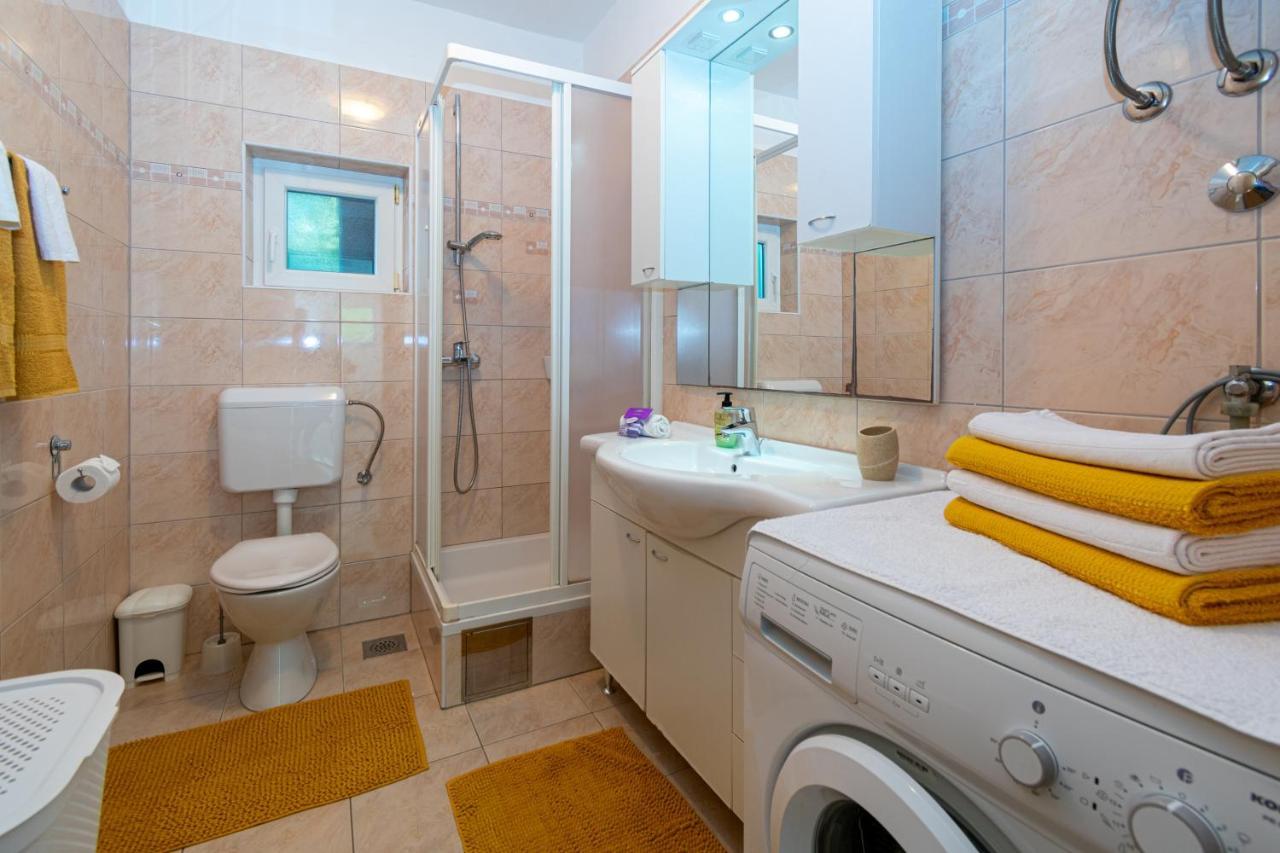 Apartments By The Sea Mandre, Pag - 4093 콜란 외부 사진