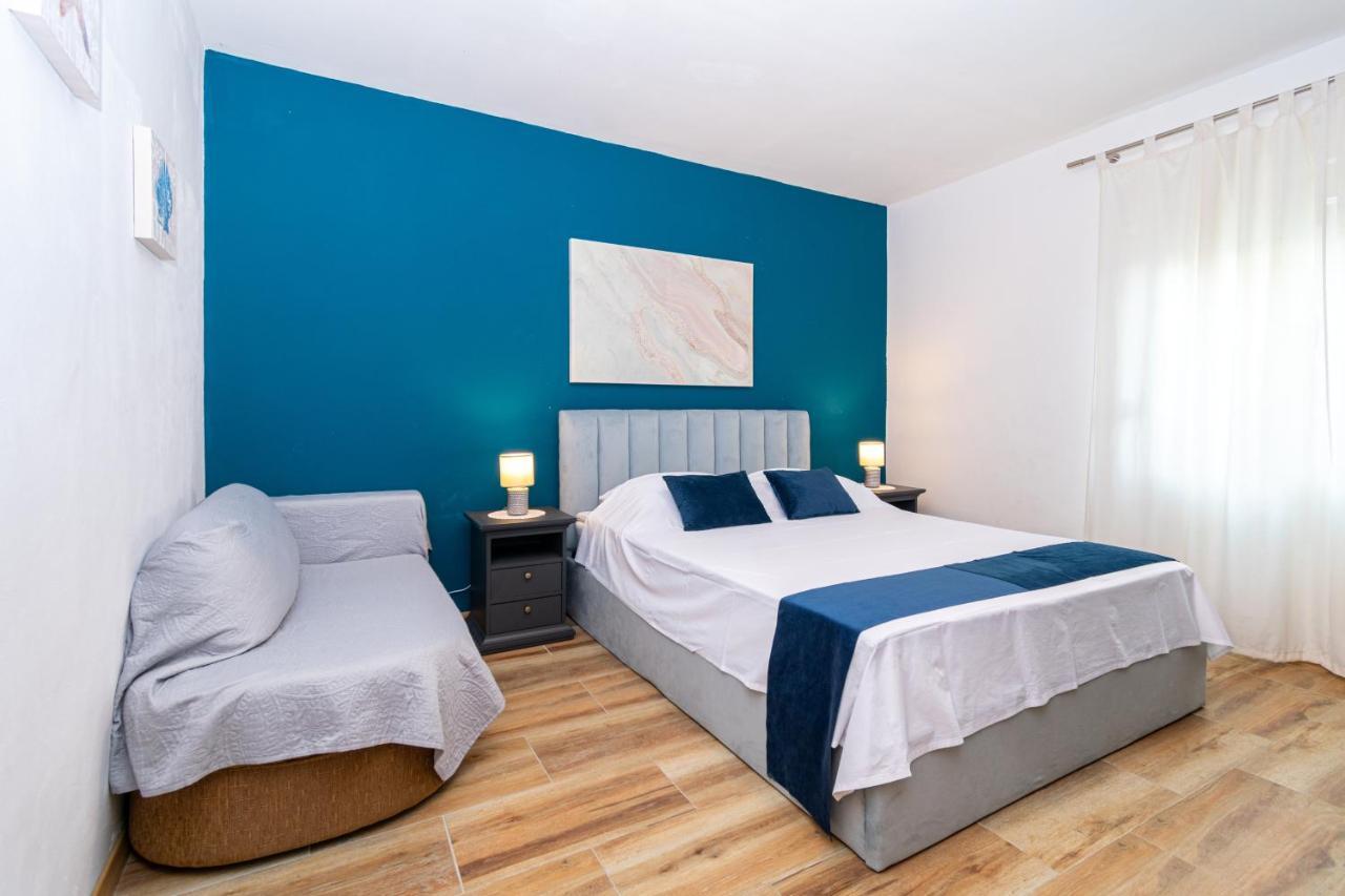 Apartments By The Sea Mandre, Pag - 4093 콜란 외부 사진