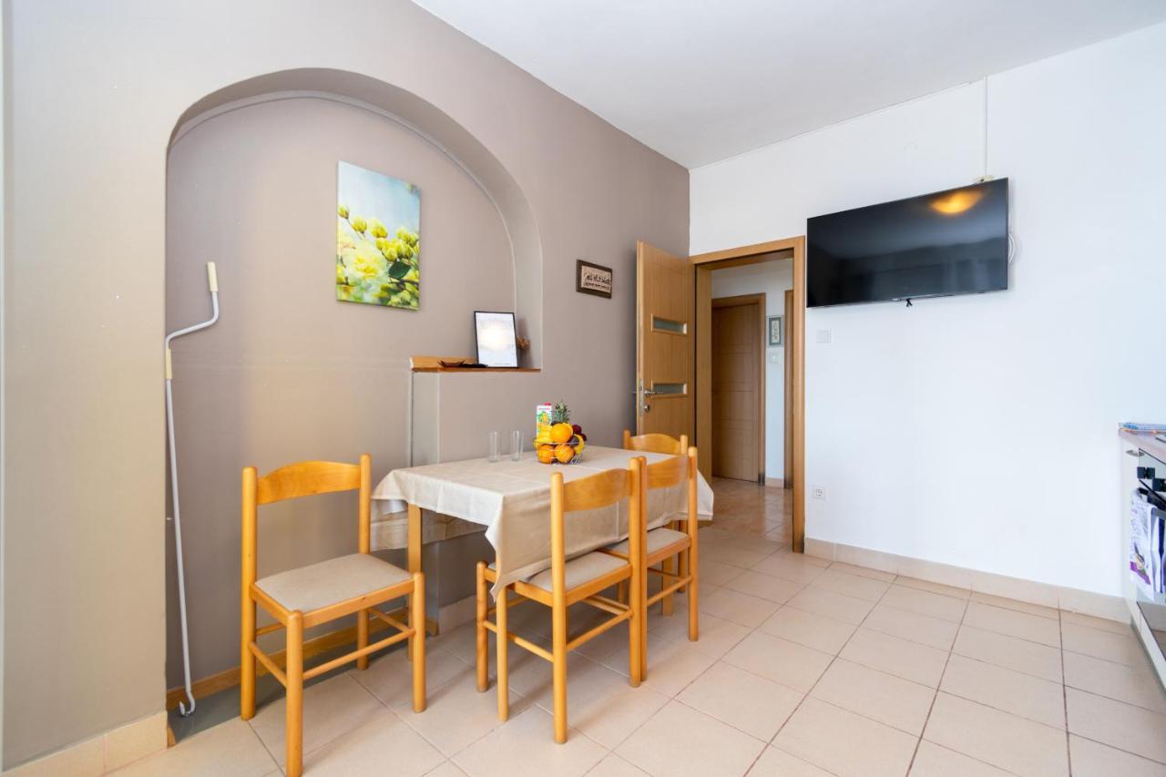 Apartments By The Sea Mandre, Pag - 4093 콜란 외부 사진