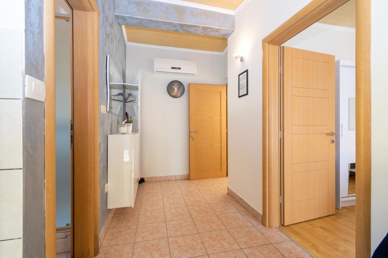 Apartments By The Sea Mandre, Pag - 4093 콜란 외부 사진