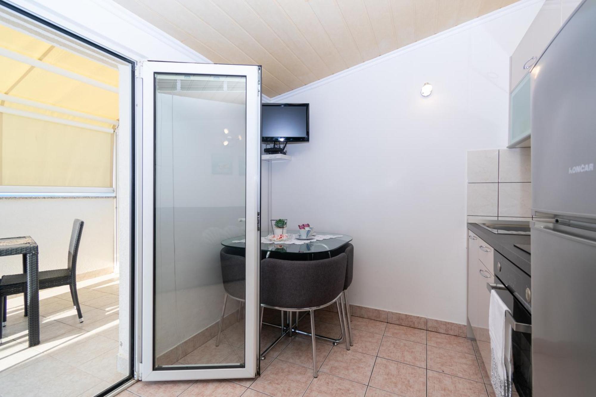 Apartments By The Sea Mandre, Pag - 4093 콜란 객실 사진